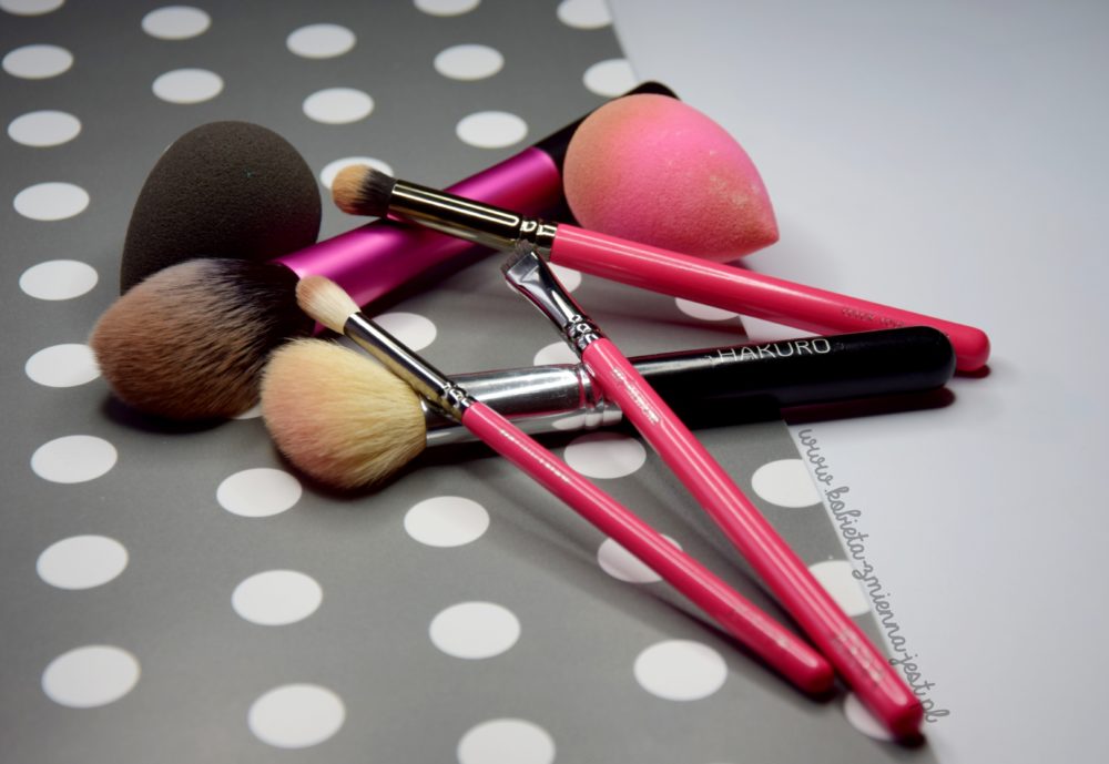 jak wyczyścić pędzle i gąbki do makijażu domowe sposoby tanie sposoby beauty blog kobiece porady pędzle
